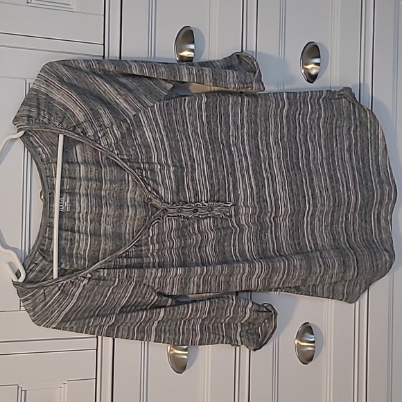 Ana 3/4 sleeve light weight top - Picture 1 of 3